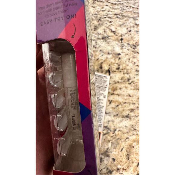 Sally Hansen 6X Oval Shaped Press on Nails With 24 Nail in Each Box Bundle - Picture 6 of 7